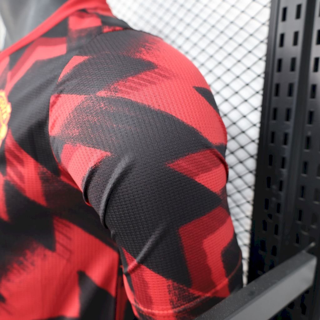 Maillot Homme Manchester United 2025/26 Pré-Match red and black Version Joueur – Image 3